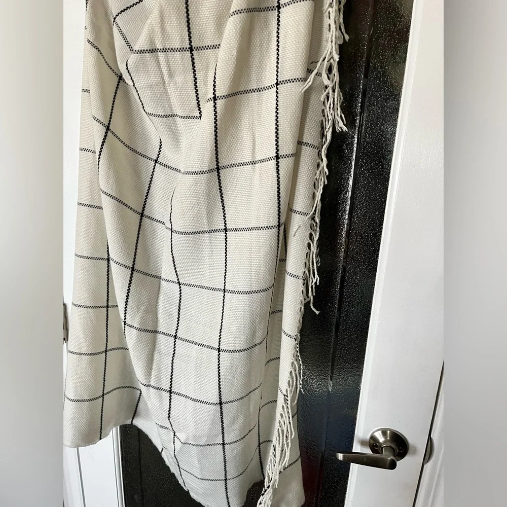 NWT Old Navy Plaid Blanket Scarf Wrap Shawl Cream Black Oversized Fringe OS